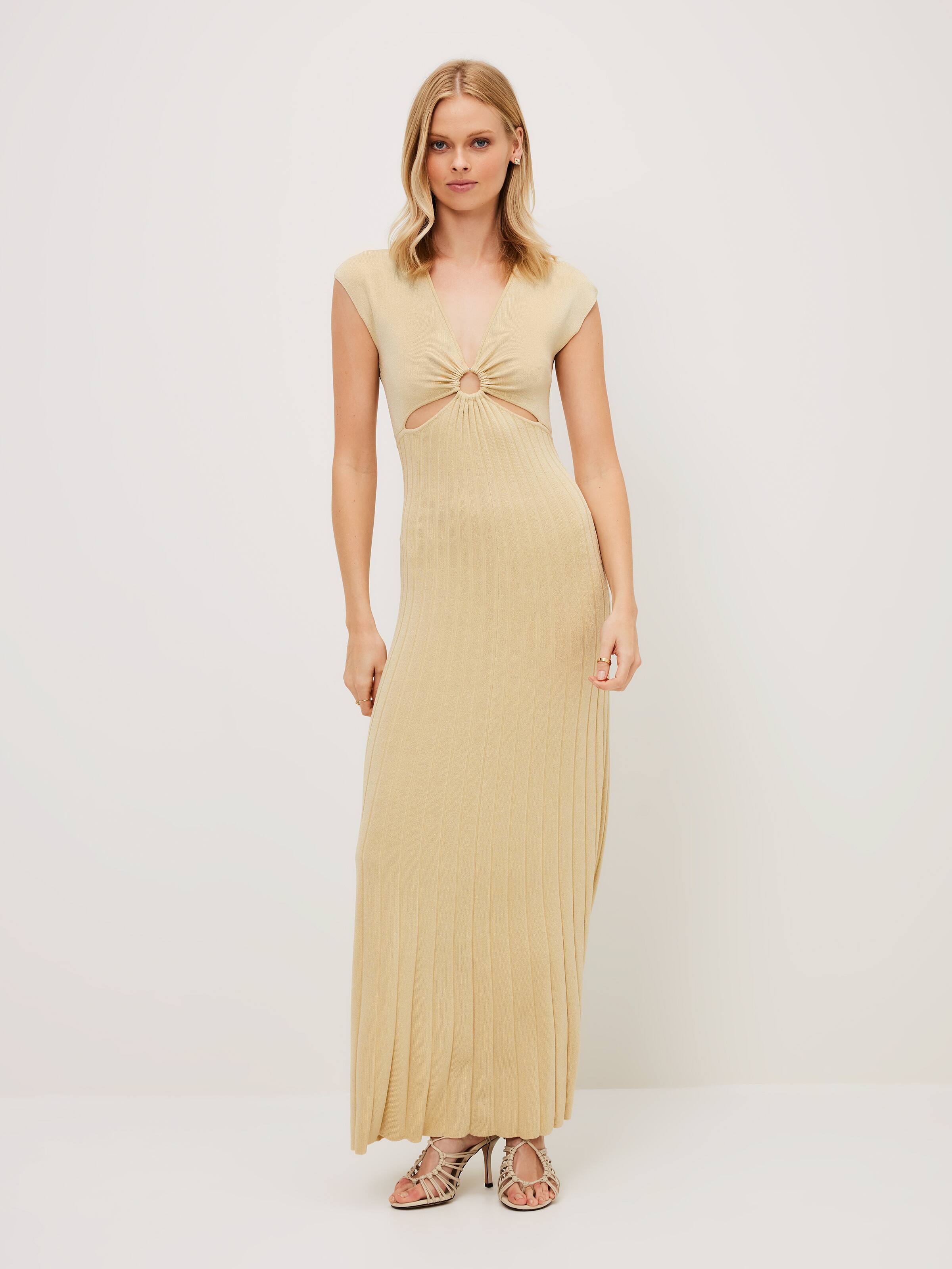 20+ Evening Dresses That Will Be Perfect For A Formal Christmas